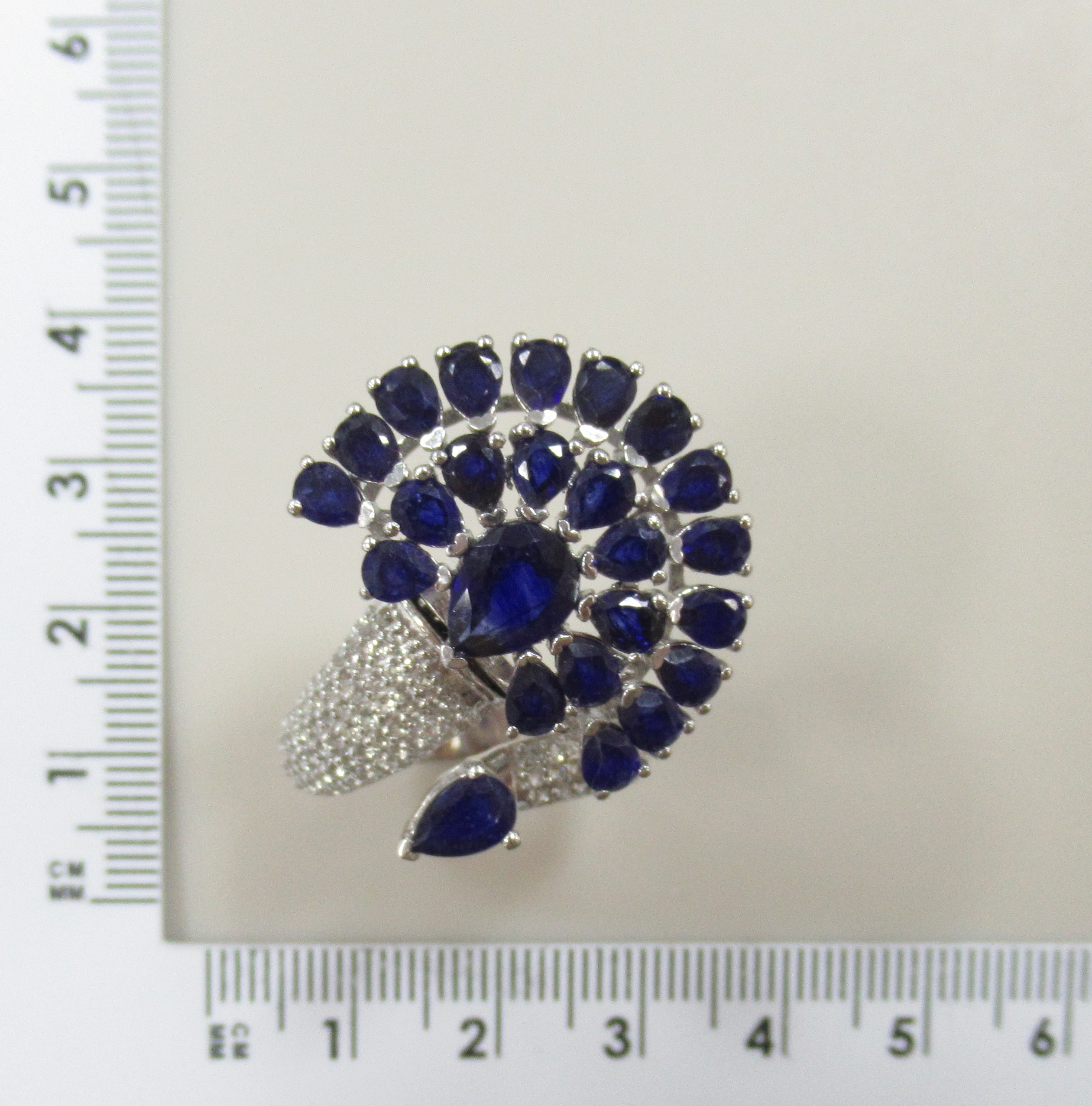 Серебряное незамкнутое кольцо с сапфирами